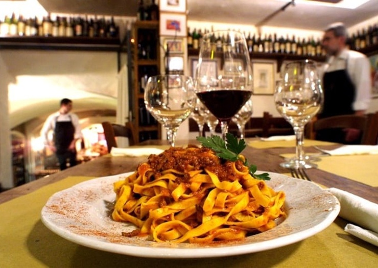 Cena en un restaurante típico italiano Art Hotel Commercianti Bolonia Cena en un restaurante típico italiano Art Hotel Commercianti Bolonia